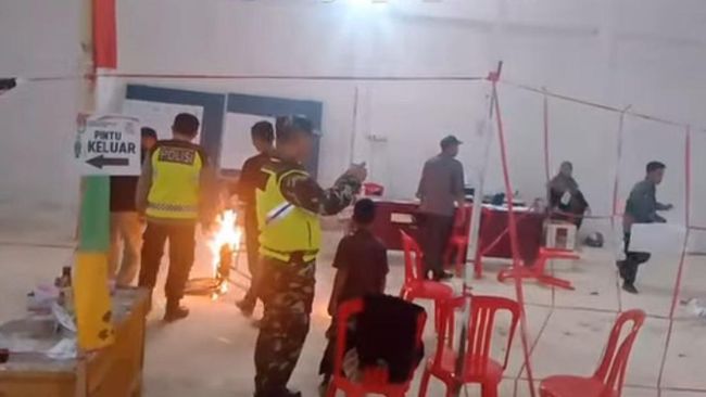 tangkap-layar-video-ruangan-tps-di-sungai-penuh-jambi-terbakar_169